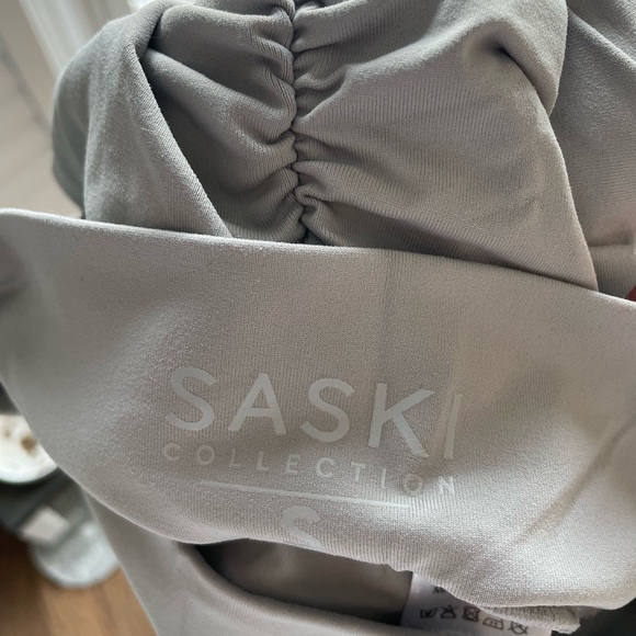 Saski collection scrunch but training shorts in grey - Picture 2 of 3